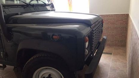 Land Rover Defender • 2003 • 200,000 km