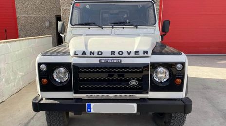 Land Rover Defender • 2005 • 79,000 km