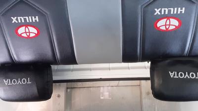 Toyota Hilux • 2005 • 300,000 km