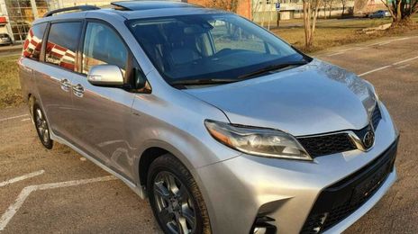 Toyota Sienna • 2019 • 109,500 km