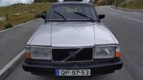 Volvo 240 • 1988 • 300,000 km