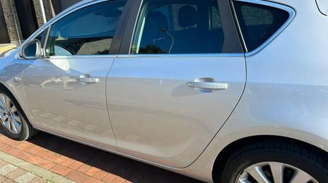 Opel Astra • 2011 • 195,000 km