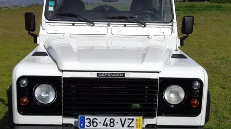 Land Rover Defender • 2004 • 210,000 km