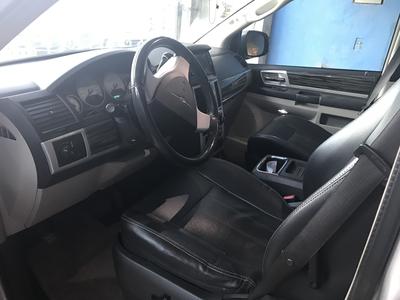Chrysler Town & Country • 2010 • 182,300 km