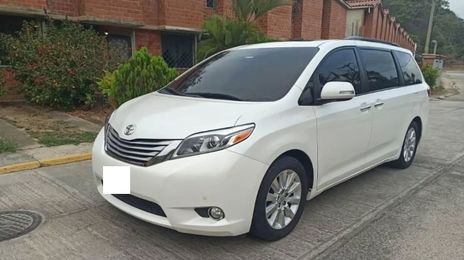 Toyota Sienna • 2015 • 100,000 km