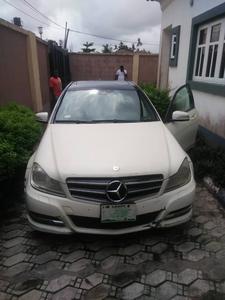 Mercedes-Benz 200 - 300 • 2010 • 75,000 km
