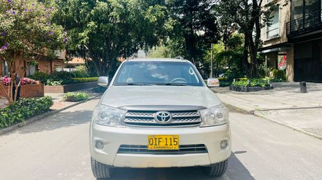 Toyota Fortuner • 2010 • 148,800 km