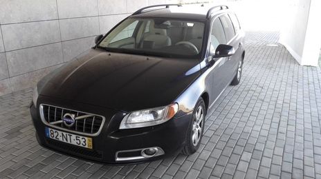 Volvo V70 • 2010 • 215,000 km
