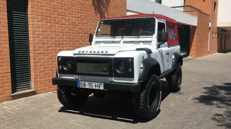 Land Rover Defender • 1996 • 250,000 km