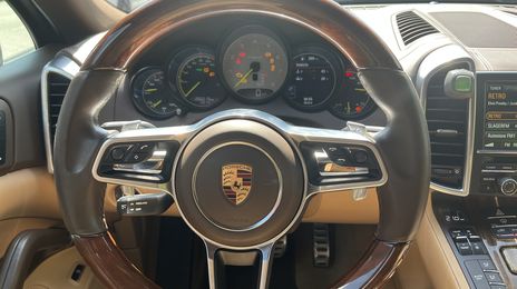 Porsche Cayenne • 2015 • 271,000 km