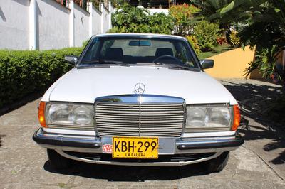 Mercedes-Benz 200 - 300 • 1982 • 150,000 km