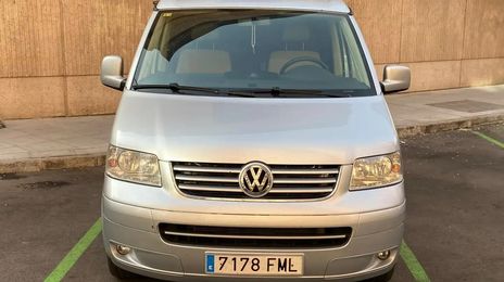Volkswagen T5 • 2006 • 220,000 km