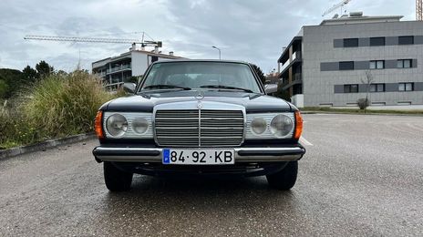 Mercedes-Benz 200 D • 1979 • 250,000 km