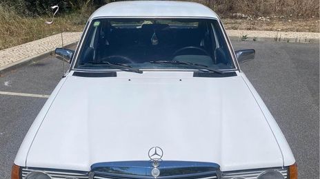 Mercedes-Benz 200 - 300 • 1979 • 432,000 km