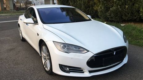 Tesla Model S • 2015 • 192,000 km