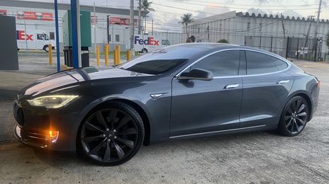 Tesla Model S • 2013 • 31,300 km