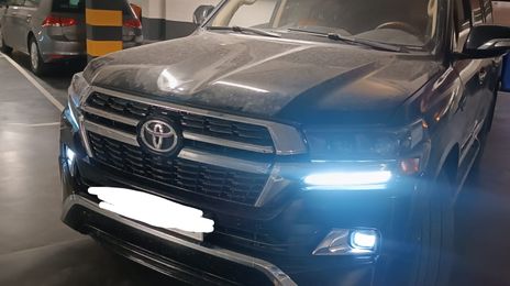 Toyota Land Cruiser • 2010 • 152,000 km