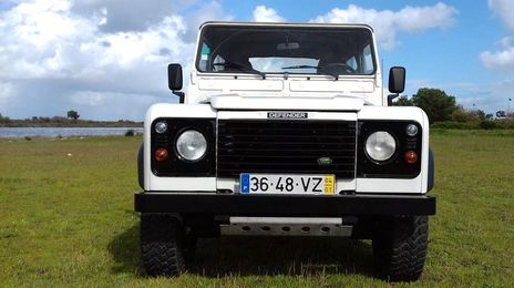 Land Rover Defender • 2004 • 190,000 km