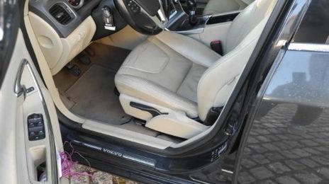 Volvo V60 • 2011 • 190,000 km