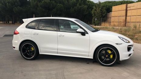 Porsche Cayenne • 2011 • 180,000 km