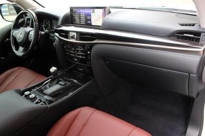 Lexus LX • 2016 • 8,000 km