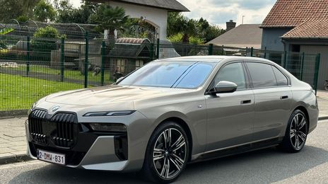 BMW 7 Series • 2023 • 3,500 km