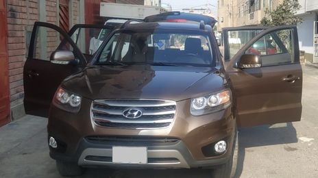 Hyundai Santa Fe • 2012 • 140,000 km