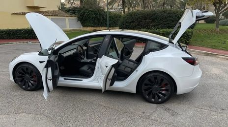 Tesla Model 3 • 2021 • 2,021 km