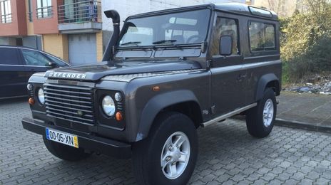 Land Rover Defender • 2004 • 135,000 km