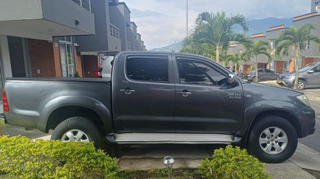 Toyota Hilux • 2011 • 169,000 km