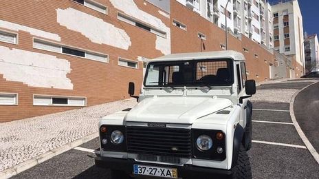 Land Rover Defender • 2004 • 99,999 km