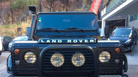 Land Rover Defender • 2000 • 250,000 km