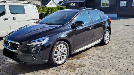 Volvo V40 • 2017 • 105,500 km