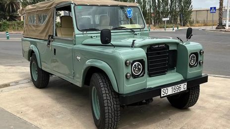 Land Rover Defender • 1983 • 35,000 km