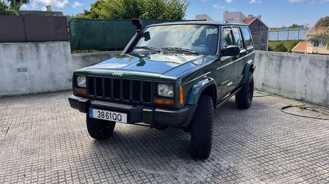Jeep Cherokee • 2000 • 250,000 km