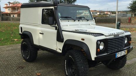 Land Rover Defender • 2005 • 100,000 km