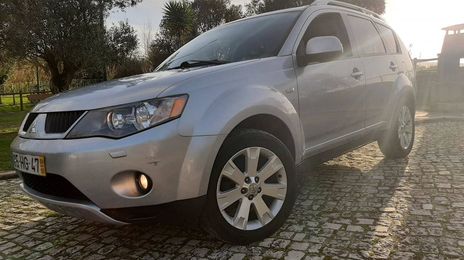 Mitsubishi Outlander • 2009 • 180,000 km
