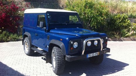 Land Rover Defender • 2000 • 200,000 km