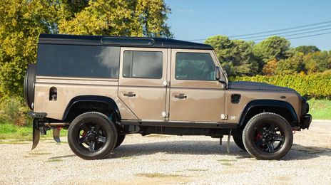 Land Rover Defender • 2011 • 83,000 km