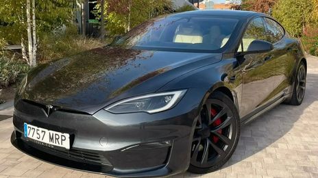 Tesla Model S • 2024 • 32,000 km