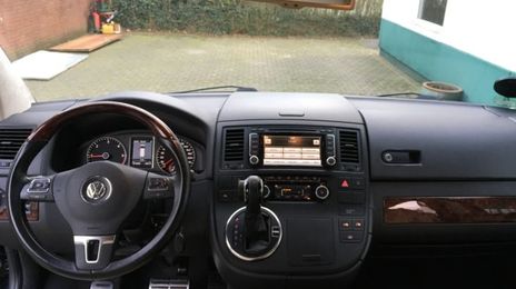 Volkswagen T5 • 2010 • 121,600 km