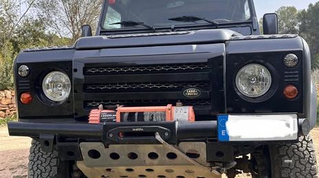 Land Rover Defender • 2006 • 276,000 km