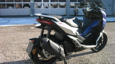 Aprilia sr motard 125 • 2014 • 1,200 km