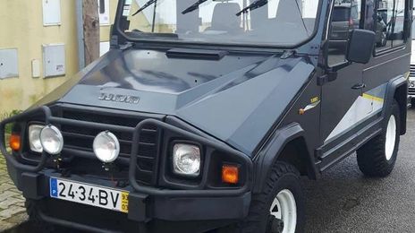 Land Rover Defender • 1993 • 200,000 km