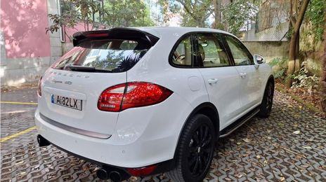 Porsche Cayenne • 2011 • 200,000 km