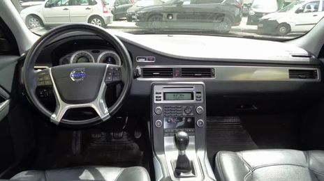Volvo V70 • 2010 • 219,856 km