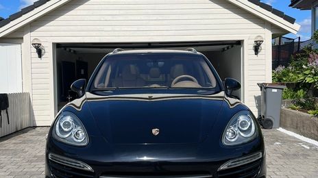 Porsche Cayenne • 2011 • 293,000 km
