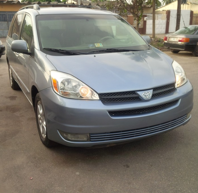 Toyota Sienna • 2005 • 2,325 km