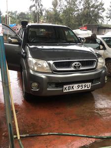 Toyota Hilux • 2010 • 183,000 km